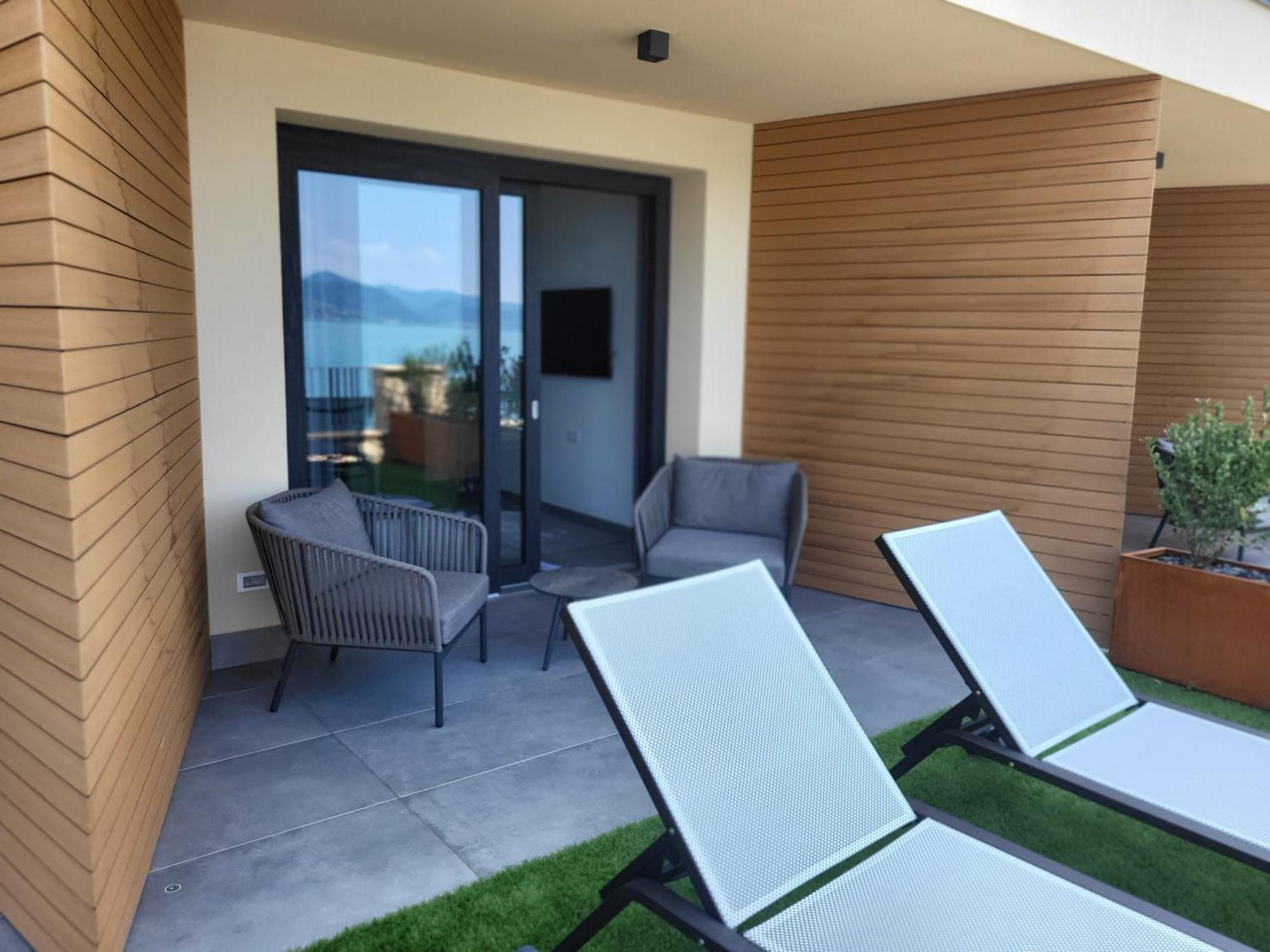 Attilio High Living Suites - Adults Only Torri del Benaco Szoba fotó