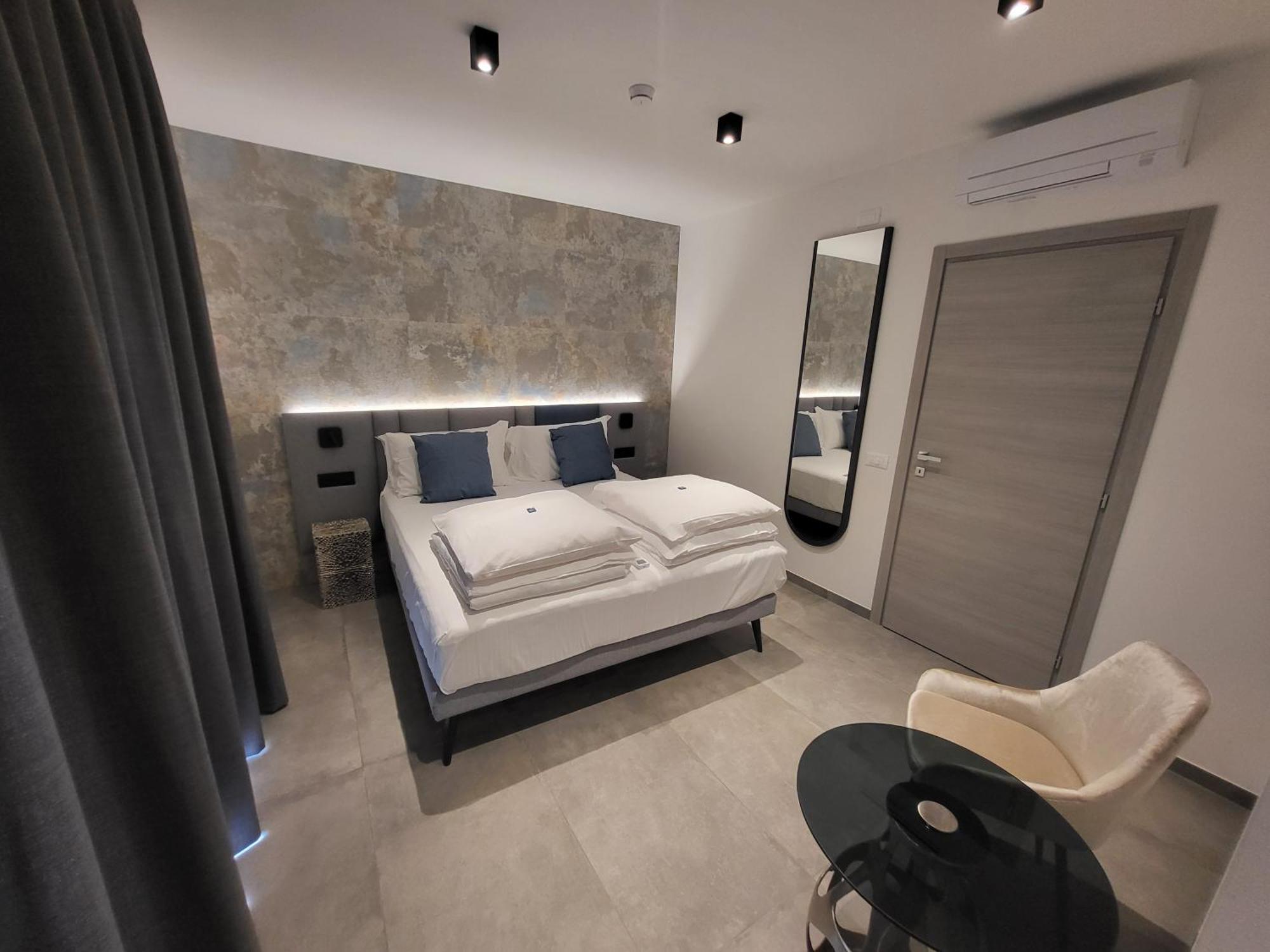 Attilio High Living Suites - Adults Only Torri del Benaco Szoba fotó
