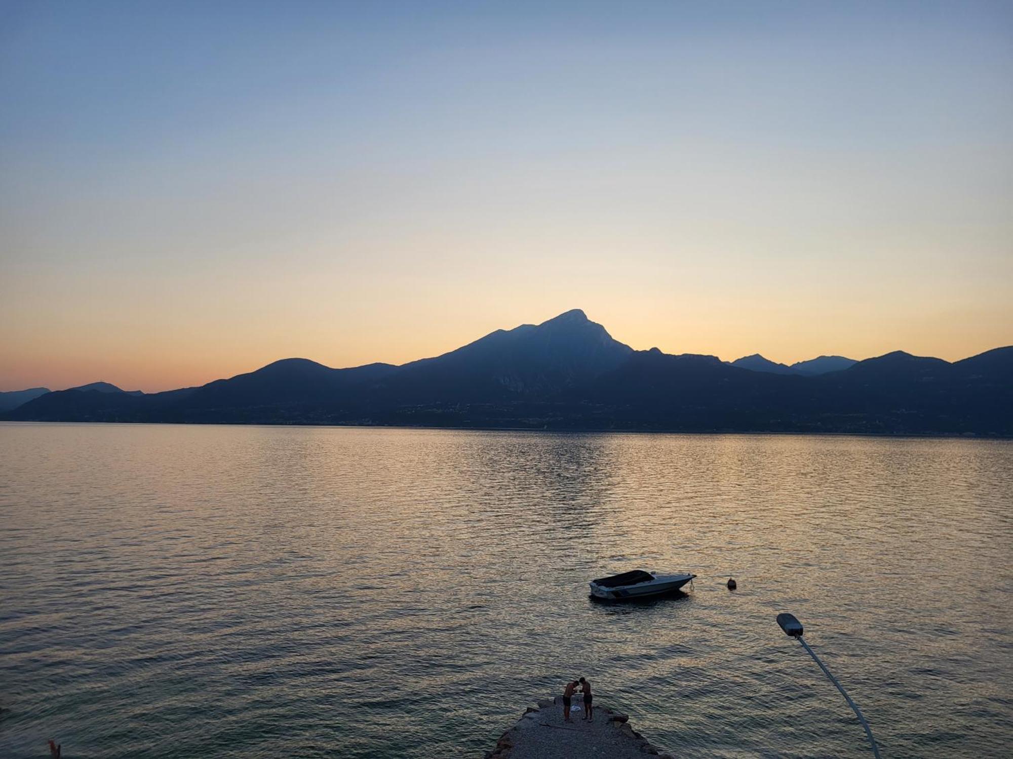 Attilio High Living Suites - Adults Only Torri del Benaco Szoba fotó